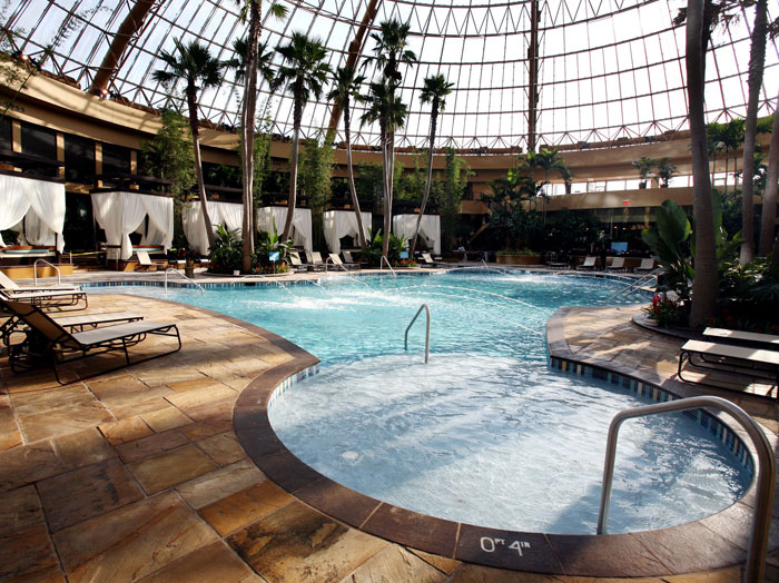File:Pool at Harrahs.jpg