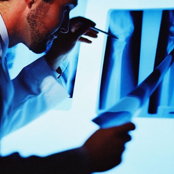 File:X-ray tech.jpg